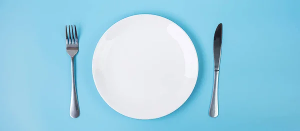 Placa Cerámica Blanca Vacía Con Cuchillo Tenedor Sobre Fondo Azul — Foto de Stock