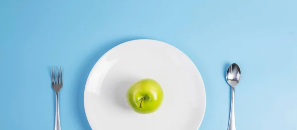 Üst Manzara Kaşığı Çatal Yeşil Elma Beyaz Seramik Tabakta Mavi — Stok fotoğraf