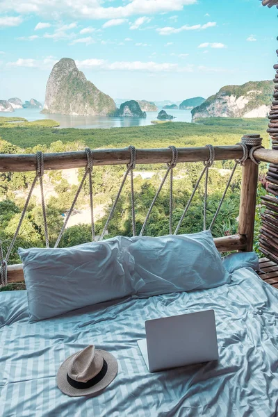 Laptop Und Hut Vor Dem Hintergrund Der Bucht Von Phang — Stockfoto