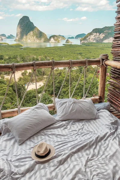 Vor Dem Hintergrund Der Bucht Von Phang Nga Entspannen Touristen — Stockfoto