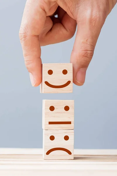 Ręczne Trzymanie Symbolu Twarzy Uśmiechu Drewnianych Blokach Sześcianu Emocje Ocena — Zdjęcie stockowe