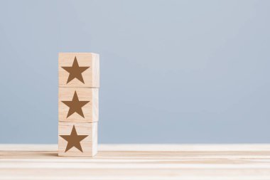 Yıldız sembollü tahta bloklar. Müşteri değerlendirmeleri, geri bildirim, değerlendirme, sıralama ve hizmet kavramı.