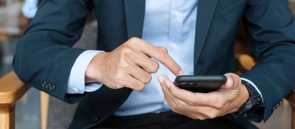 Jonge Zakenman Pak Houden Gebruiken Smartphone Voor Sms Berichten Man — Stockfoto