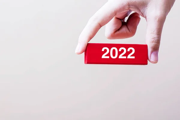 商人手握2022年木块 解决方案 风险业务及新年新概念 — 图库照片