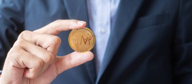 Kripto, elinde altın MCcoin şifreli para olan bir adam, engelleme ağı içinde dijital para, teknoloji ve çevrimiçi takas kullanılarak takas edilir. Yerel Mali Konsept