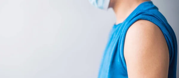 ワクチンを飲んだ後腕を包帯で見せてくれる幸せな男 ワクチン接種 予防接種 コロナウイルス Covid パンデミック — ストック写真
