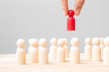 İşadamı, işçi kalabalığından lider ahşabı çekiyor. Toksik İnsanlar, İnsan Kaynakları Yönetimi, İşe Alma, Takım Çalışması ve Liderlik Konseptleri