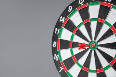 Red Dart, Bullseye veya Dartboard 'un merkezindeki hedefi vuruyor. İş, rekabet, hedef, başarı ve pazarlama kavramı