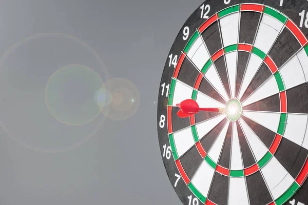 Dardo Rojo Golpeando Objetivo Centro Bullseye Dartboard Negocios Competencia Objetivo — Foto de Stock