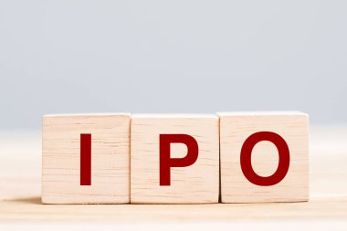 Halka arz (ilk halka arz) sözcüğü tahta küp bloğu ile, yeni bir hisse senedi çıkarımında özel bir şirketin halka hisseleri. Hisse, Fon, Yatırımcı ve Yatırım konsepti