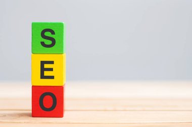 Seo (Arama Motoru İyimserleştirme) tablo arkaplanındaki metin tahta küp blokları. Fikir, Strateji, Pazarlama, Anahtar Kelime ve İçerik kavramı