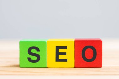 Seo (Arama Motoru İyimserleştirme) tablo arkaplanındaki metin tahta küp blokları. Fikir, Strateji, Pazarlama, Anahtar Kelime ve İçerik kavramı