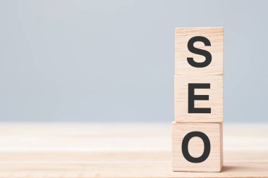 Seo (Arama Motoru İyimserleştirme) tablo arkaplanındaki metin tahta küp blokları. Fikir, Strateji, Pazarlama, Anahtar Kelime ve İçerik kavramı