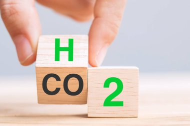 Tahta küp blokları CO2 (karbondioksit) ile çevirmek, masa arkasındaki metni H2 (hidrojen) olarak değiştirmek. Serbest Karbon, alternatif enerji ve küresel iklim değişikliği kavramları