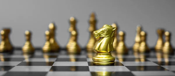 Gold Chess Knight Figure Stand Out Crowd Chessboard Background Strategy — Stock Photo, Image