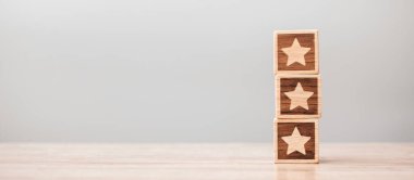 Masa arkasındaki yıldız sembolü bloğu. Hizmet derecesi, sıralama, müşteri değerlendirmesi, memnuniyet, değerlendirme ve geri bildirim kavramı