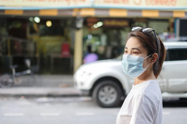 Mujer Que Usa Mascarilla Médica Durante Caminata Por Calle Mercado —  Fotos de Stock