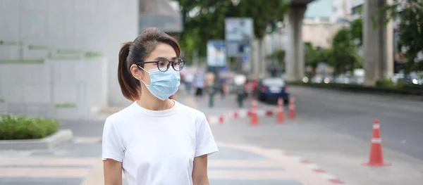通りの歩道やナイトマーケットを歩く際に医療面のマスクを身に着けている女性は コロナウイルスやコロナウイルス病 Covid を防止します 健康生活の概念 — ストック写真