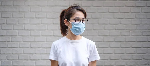 Kobieta Nosząca Medyczną Maskę Twarz Zapobiega Koronawirusowi Lub Chorobie Corona — Zdjęcie stockowe