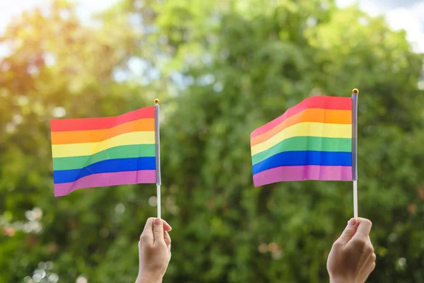 Manos Mostrando Bandera Del Arco Iris Lgbtq Fondo Naturaleza Verde — Foto de Stock