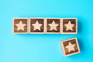 Mavi arkaplanda yıldız sembolü bloğu. Hizmet derecesi, sıralama, müşteri değerlendirmesi, memnuniyet, değerlendirme ve geri bildirim kavramı