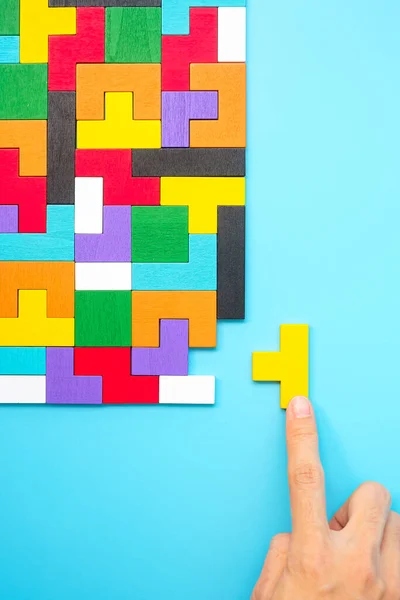 Bunte Holz Puzzleteile Auf Blauem Hintergrund Geometrischer Formblock Konzepte Des — Stockfoto
