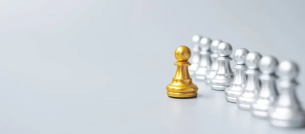 Golden Chess Pawn Pieces Leader Businessman Stand Out Crowd People — Stock Photo, Image