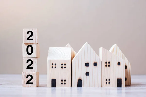 2022 Gelukkig Nieuwjaar Met Huismodel Tafel Houten Ondergrond Bank Vastgoed — Stockfoto