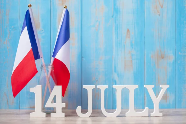 フランスのミニチュアフラグと7月14日の木製のカレンダー フランス国民の日 バスティーユの日と幸せなお祝いの概念 — ストック写真