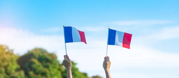青い空を背景にフランス国旗を掲揚 フランス国民の日 バスティーユの日と幸せなお祝いの概念の休日 — ストック写真