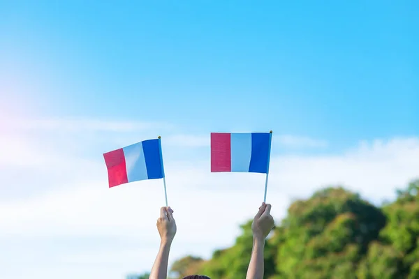 Hand Hålla Frankrike Flagga Blå Himmel Bakgrund Helgdag Franska Nationaldagen — Stockfoto