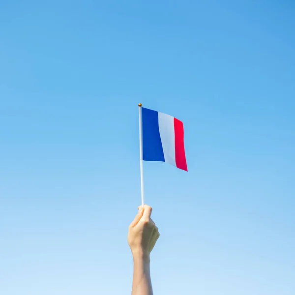 Mão Segurando Bandeira França Fundo Céu Azul Feriado Dia Nacional — Fotografia de Stock