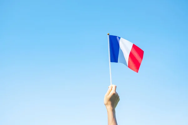 Mão Segurando Bandeira França Fundo Céu Azul Feriado Dia Nacional — Fotografia de Stock