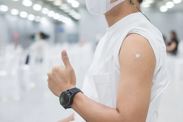 Szczęśliwy Człowiek Pokazuje Kciuk Szczepieniu Szczepienie Uodpornianie Szczepienie Pandemia Koronawirusa — Zdjęcie stockowe