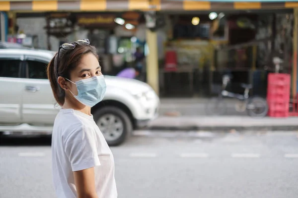 Mujer Que Usa Mascarilla Médica Durante Caminata Por Calle Mercado —  Fotos de Stock