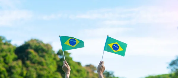 Mano Sosteniendo Bandera Brasil Sobre Fondo Azul Cielo Septiembre Día — Foto de Stock
