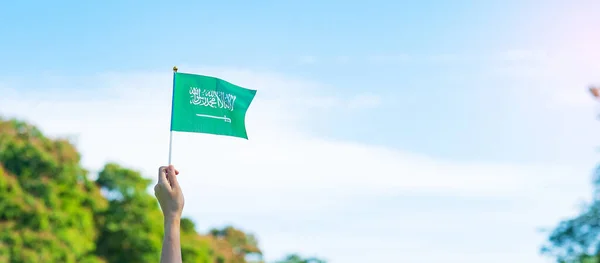 Mano Tenendo Bandiera Dell Arabia Saudita Sfondo Cielo Blu Settembre — Foto Stock