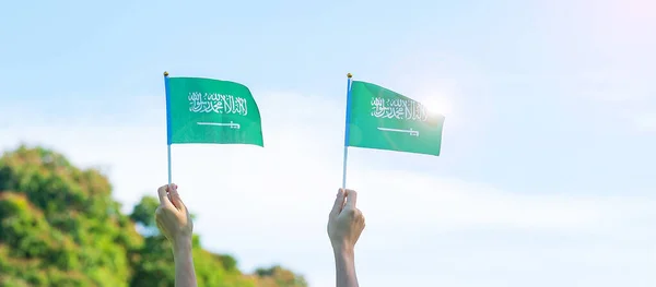 在蓝天背景上举着沙特阿拉伯国旗 9月沙特阿拉伯国庆和快乐的庆祝概念 — 图库照片