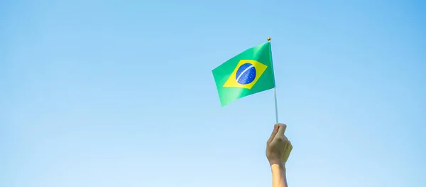 Mão Segurando Bandeira Brasil Fundo Céu Azul Dia Independência Setembro — Fotografia de Stock