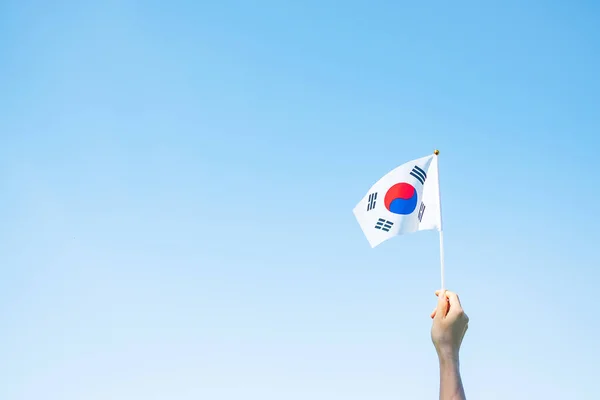 Χέρι Κρατώντας Σημαία Της Κορέας Στο Φόντο Της Φύσης Εθνικό — Φωτογραφία Αρχείου
