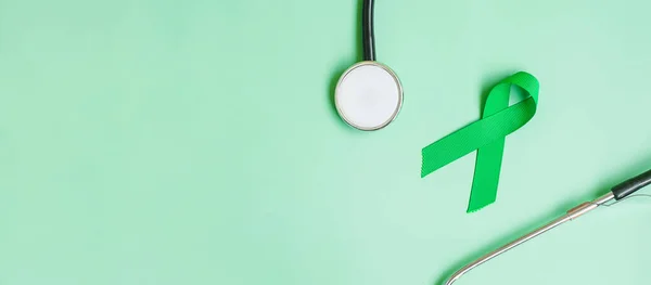 Groen Lint Met Stethoscoop Groene Kleur Achtergrond Voor Het Ondersteunen — Stockfoto