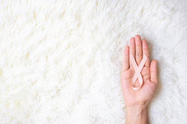 Eylül ayı rahim kanseri farkındalığı ayı, Peach Ribbon 'ı elinde tutan kadın yaşayan ve hastalıkları desteklediği için. Sağlık ve Dünya Kanser Günü konsepti