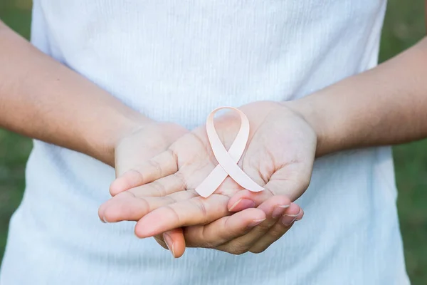 September Livmodercancer Medvetenhet Månad Kvinna Hand Hålla Peach Ribbon För — Stockfoto