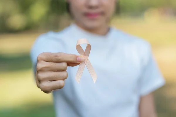 September Livmodercancer Medvetenhet Månad Kvinna Hand Hålla Peach Ribbon För — Stockfoto