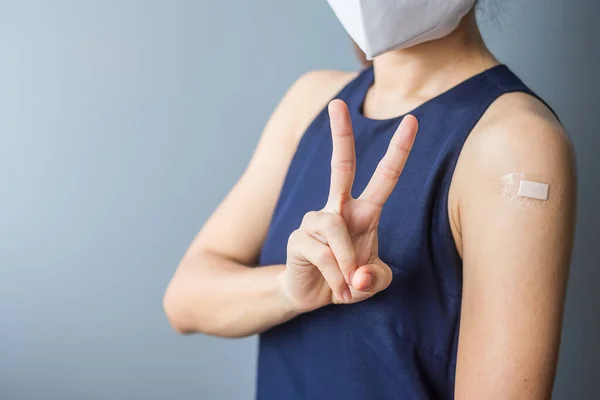 Mulher Feliz Mostrando Sinal Vitória Com Bandagem Depois Receber Vacina — Fotografia de Stock