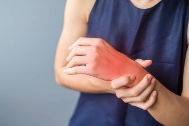 Akıllı telefon ya da bilgisayar kullandığı için bilek ağrısı çeken bir kadın. De Quervain 's tenosynovitis, Kavşak Semptomu, Karpal Tünel Sendromu veya Ofis Sendromu