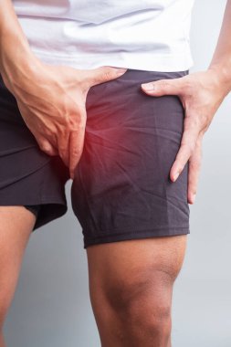 Yetişkin erkek, koşarken kas ağrısı çekiyor. Koşucunun kasık ağrısı, liyotibik bant sendromu (ITBS) veya prostat kanseri nedeniyle bacak ağrısı var. Spor yaraları ve tıbbi konsept
