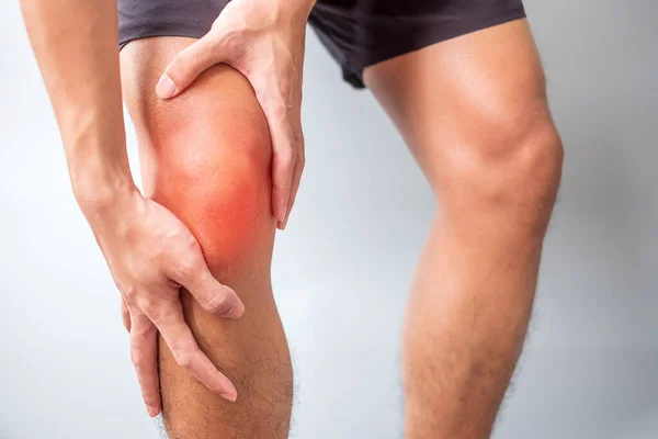 一个有着灰色背景的肌肉疼痛的男人 老年人因跑步者膝关节或股骨头疼痛综合征 骨关节炎 关节炎 风湿病和肩关节炎而导致膝关节疼痛 医疗概念 — 图库照片