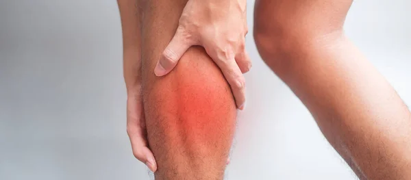 在灰色背景下肌肉疼痛的成年男性 老年人因小牛犊肌肉拉伤而腿部疼痛 运动伤害和医疗概念 — 图库照片