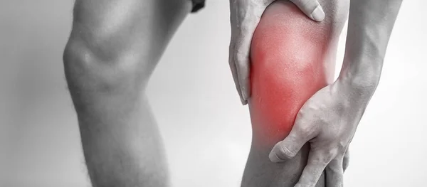 배경에근육통 노인들은 달리기를 대퇴골 증후군 관절염 류머티즘 때문에 무릎에 통증을 — 스톡 사진